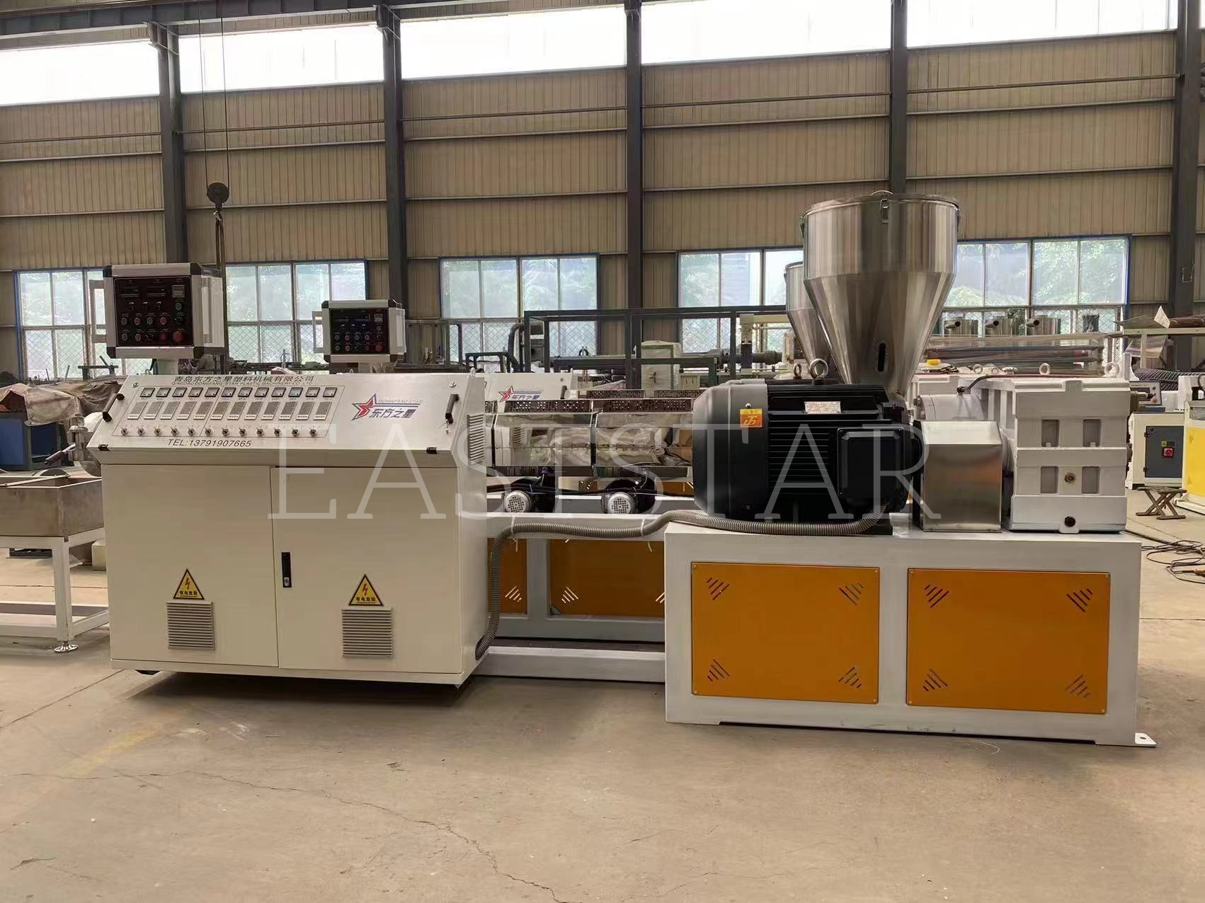 ကျွန်ုပ်တို့၏နည်းပညာအဖွဲ့သည်ကျွန်ုပ်တို့၏အာရပ်နှင့်အပြိုင် Tssk65 အပြိုင် Twin Twin Granuulator ၏တိကျသောစုဝေးမှုကိုပြုလုပ်နေသည်